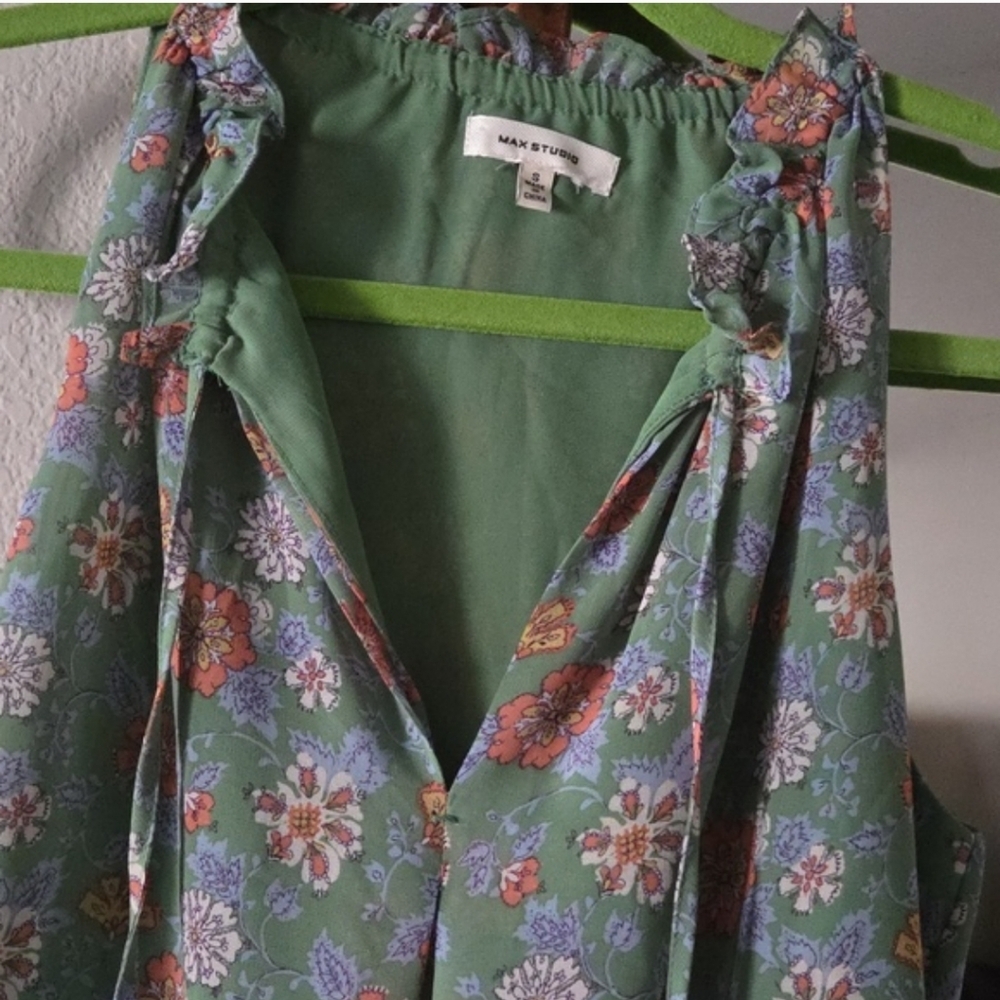 Max Studio Floral Green Sleeveless Top EUC - Picture 4 of 7